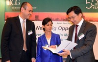 Managing Director The Boston Consulting Group (BCG) Indonesia Eddy Tamboto (kiri) berbincang dengan BCG Singapore Vaishaili Rastogi (tengah) dan Managing Director BCG Singapore Dean Tong. (dok. BCG)