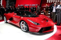 Mobil yang diberi nama LaFerrari yang menggunakan dua jantung alias hybrid.