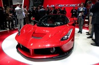 Untuk jantungnya, LaFerrari adalah mobil pertama dalam sejarah Ferrari yang menerapkan sistem HY-KERS. Mesin V12 dengan kapasitas 6.262 cc akan menjadi jantungnya bersama motor listrik yang pada akhirnya mampu mempersembahkan tenaga gabungan hingga 963 CV.