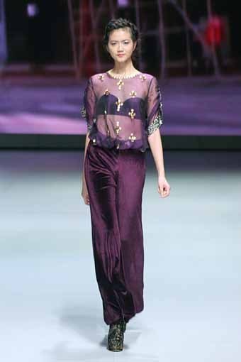 Jakarta, Indonesia - 16 Februari. Hengki Kawilarang Urban Senja. Indonesia Fashion Week 2013 at Jakarta Convention Center. 16 Februari 2013. Senayan. Jakarta. [Foto: Mohammad Abduh/Wolipop]