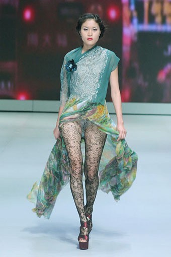 Jakarta, Indonesia - 16 Februari. Hengki Kawilarang Urban Senja. Indonesia Fashion Week 2013 at Jakarta Convention Center. 16 Februari 2013. Senayan. Jakarta. [Foto: Mohammad Abduh/Wolipop]