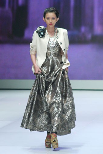 Jakarta, Indonesia - 16 Februari. Hengki Kawilarang Urban Senja. Indonesia Fashion Week 2013 at Jakarta Convention Center. 16 Februari 2013. Senayan. Jakarta. [Foto: Mohammad Abduh/Wolipop]