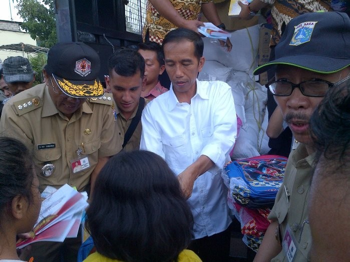 Datang ke Rusun Cakung, Jokowi Bawa Beras & Buku Tulis