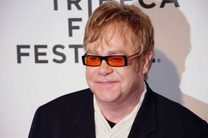 Elton John Bantah Butuh Kamar Hotel Terpisah untuk Koleksi Kacamatanya Selama Konser