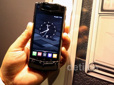 Kemilau Ponsel Mewah Vertu Ti yang Seharga Mobil