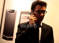 Kemilau Ponsel Mewah Vertu Ti yang Seharga Mobil
