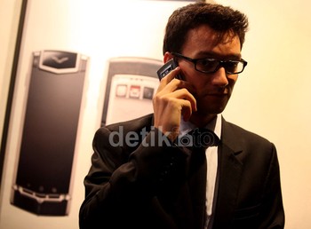 Seorang pengunjung, tengah menggunakan ponsel Vertu Ti. Ponsel ini menggunakan prosesor 1,7 GHz dual core, kamera belakang 8 megapixel dan kamera depan 3,2 megapixel, dan kapasitas penyimpanan internal 64GB.