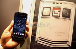 Kemilau Ponsel Mewah Vertu Ti yang Seharga Mobil