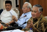     Ketua Umum PP Muhammadiyah Din Syamsudin memimpin pertemuan berbagai organisasi keislaman di kantornya, di Jl Menteng Raya.