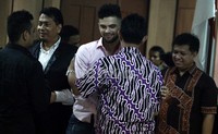 Resmi bebas, Diego mendapat ucapan selamat dari rekan-rekannya.