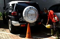 Penyitaan mobil yang nilainya miliaran rupiah ini berkaitan dengan perkara tindak pidana pencucian uang (TPPU) yang juga dituduhkan KPK kepada Fathanah. Ramses/detikFoto.