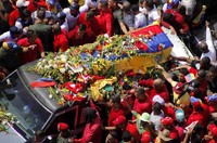 Peti jenazah Hugo Chavez yang dibalut bendera Venezuela diletakkan di atas mobil. Reuters/Marco Bello.