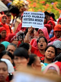 Mereka berorasi sambil membentangkan spanduk dan poster tuntutan.