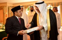 Menteri Tanaga Kerja dan Transmigrasi (Menakertrans) Muhaimin Iskandar menerima cinderamata dari Menteri Tanaga Kerja (Menaker) Arab Saudi Adel M. Fakeih. (dok Kemenakertras).