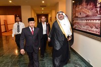 Menakertrans Muhaimin Iskandar dan Menaker Arab Saudi Adel M. Fakeih berjalan bersama. Dalam pertemuan tersebut, Indonesia dan Arab Saudi sepakat untuk mempercepat pembahasan draft MoU penempatan dan perlindungan TKI Sektor Domestic Worker yang selama ini tertunda, melalui pembentukan Joint Working Committee. (dok Kemenakertras).