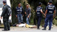 Mereka dibaringkan di pinggir jalan dengan kedua tangan diikat. Reuters/Bazuki Muhammad.