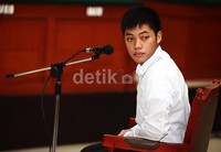 Rasyid mendengarkan tuntutan yang dibacakan jaksa penuntut umum.