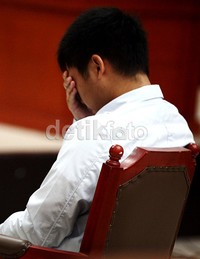 Rasyid tertunduk seusai pembacaan tuntutan oleh jaksa. Dalam persidangan ini, Jaksa juga meminta agar status SIM atas nama Rasyid Amirullah Rajasa dan 1 unit mobil BMW X5 dan STNK agar dikembalikan kepada terdakwa.