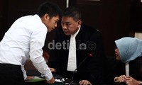 Rasyid berdiskusi dengan kuasa hukumnya.
