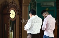 Diego salat bersama para kuasa hukumnya.