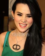 Gaya Chic ala Angel Lelga