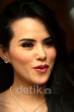 Gaya Chic ala Angel Lelga