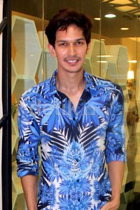 Apakah Dimas Beck 'memelihara' kumis dan jenggot agar terlihat lebih macho?