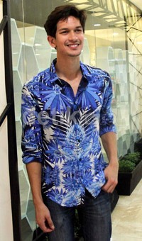 Lebih suka mana? Dimas berwajah mulus atau brewokan?