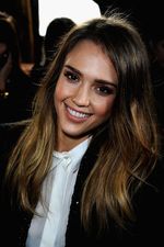 Senyuman Manis Jessica Alba