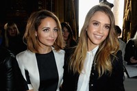 Jessica hadir bersama Nicole Richie. Pascal Le Segretain/Getty Images.