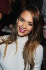 Senyuman Manis Jessica Alba
