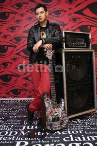 Bondan tampil dengan busana bernuansa merah dan hitam. Ayya/detikHOT.