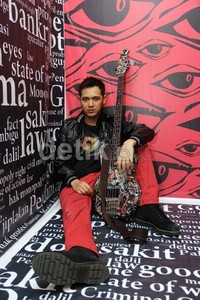 Tak hanya bermain bass, Bondan juga menjadi sutradara dalam video klip 'Manusia Sejuta Perkara'. Ayya/detikHOT.