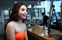 Mano mendesain lima busana wanita yang diolah dari kain khas Betawi.