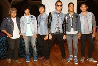 Mereka tak menyangka lagunya diputar di Stadion Old Trafford, Manchester, Inggris.