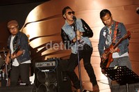 Pas lagi di sana, langsung dengar 'welcome Nidji rockstar from Indonesia'. Langsung di puterin lagu 'Liberty Victoty' kita nangis semua, yang paling kejer Andro dan Rama, ucap Giring.