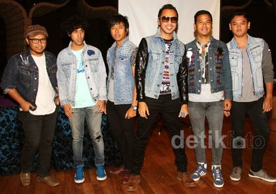 Pulang dari Inggris, Nidji Tebar Senyuman