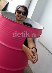 Ngapain ya Onci di dalam tong yang berwarna pink itu? Gus Mun/detikHOT.