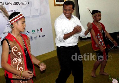 Dahlan Iskan Menari Tarian Dayak