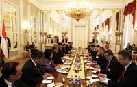 Presiden SBY dan Presiden Hungaria Janos Ader melakukan pertemuan di Istana Sandor, Budapest, Hungaria. Pertemuan itu membahas upaya peningkatan hubungan bilateral, terutama bidang ekonomi. (Setpres).