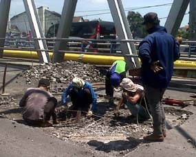 Aspal di Atas Jembatan Ambles, Lalin Pantura Bangil Macet 2 Km