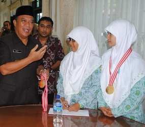 Dua Pelajar Kota Soto Ubah Kotoran Sapi Jadi Pengharum Ruangan