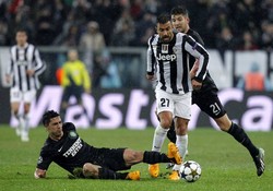 Fabio Quagliarella berusaha melewati Emilio Izaguirre. Dalam pertandingan ini, Quagliarella menambah keunggulan untuk Juventus di menit 65. AFP/Marco Bertorello.