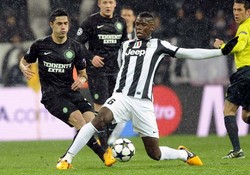 Paul Pogba berebut bola dengan Beram Kayal. Reuters/Giorgio Perottino.