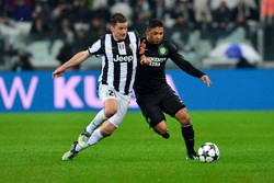 Emilio Izaguirre berusaha meredam serangan Simone Padoin. Dengan kemenangan tersebut, Juventus menyusul Real Madrid, Borussia Dortmund, dan Paris Saint Germain ke delapan besar Liga Champions. AFP/Giuseppa Cacace.