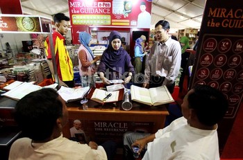Pengunjung tengah mencoba belajar Alquran dengan E-Pen.