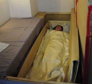 China Punya Wisata Tidur di Peti Mati untuk Hilangkan Stres