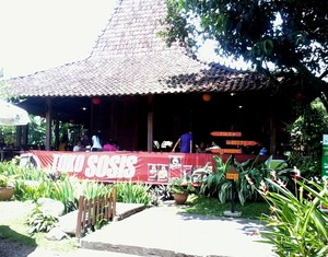 Perut Kenyang & Hati Senang di Rumah Sosis, Bandung