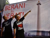 Usai melakukan aksi potong rambut, keduanya berpose di depan spanduk yang berisi foto Tugu Monas. Keduanya kompak menunjuk emas di ujung monumen kebanggan warga Jakarta itu. Hal ini menyindir janji Anas yang akan bersedia digantung di Monas bila terbukti korupsi. Ramses/detikFoto.