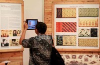 Para pengunjung mengamati detail dan citarasa seni dalam Batik Belanda 'from Time to Time'.